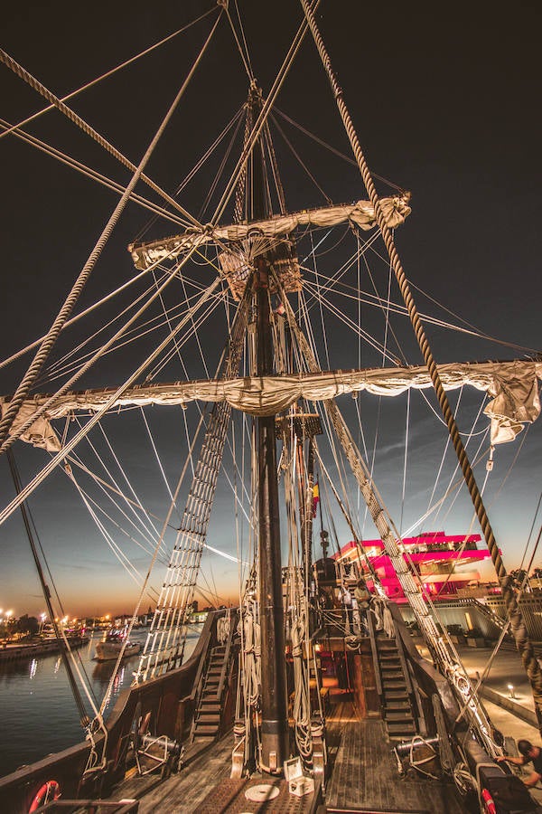 El Galeón Andalucía estará anclado en Valencia desde este sábado hasta el 28 de marzo. El histórico navío atracará en La Marina de Valencia, junto al Veles e Vents, y abrirá sus cubiertas a los visitantes que deseen conocer su historia. Se puede visitar desde las 10:00 hasta las 19:00 horas. La entrada cuesta cinco euros para los adultos y tres para los niños. Los menores de cinco años tienen acceso gratuito. 