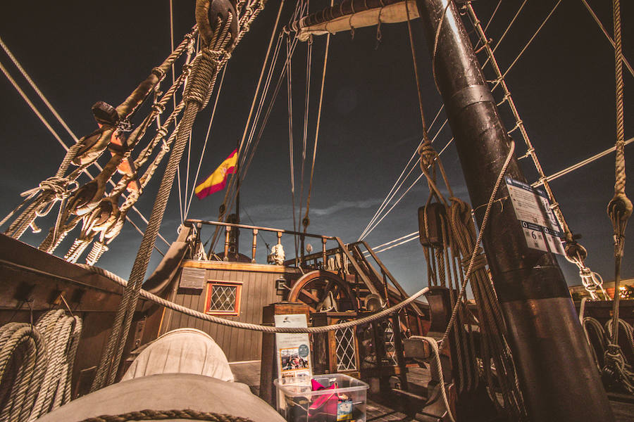 El Galeón Andalucía estará anclado en Valencia desde este sábado hasta el 28 de marzo. El histórico navío atracará en La Marina de Valencia, junto al Veles e Vents, y abrirá sus cubiertas a los visitantes que deseen conocer su historia. Se puede visitar desde las 10:00 hasta las 19:00 horas. La entrada cuesta cinco euros para los adultos y tres para los niños. Los menores de cinco años tienen acceso gratuito. 