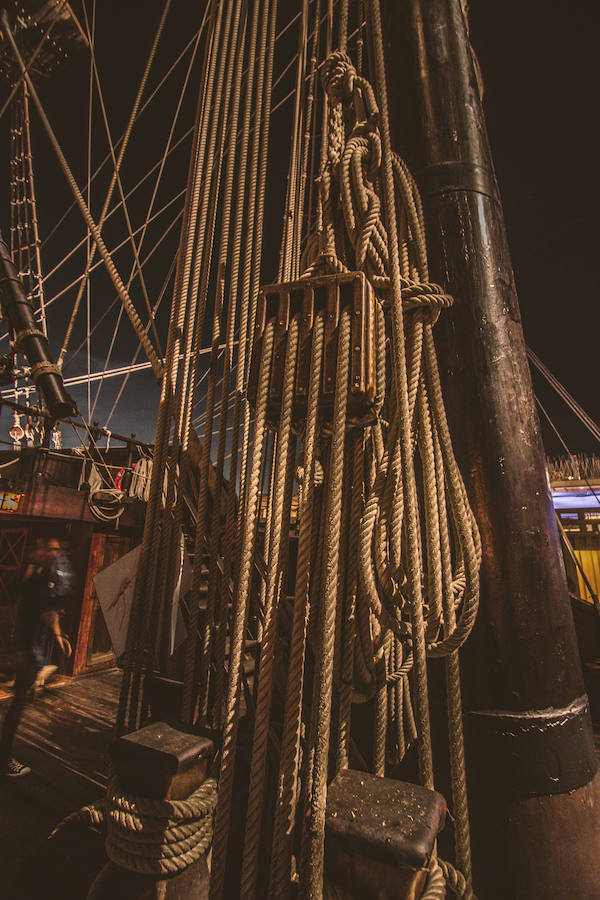 El Galeón Andalucía estará anclado en Valencia desde este sábado hasta el 28 de marzo. El histórico navío atracará en La Marina de Valencia, junto al Veles e Vents, y abrirá sus cubiertas a los visitantes que deseen conocer su historia. Se puede visitar desde las 10:00 hasta las 19:00 horas. La entrada cuesta cinco euros para los adultos y tres para los niños. Los menores de cinco años tienen acceso gratuito. 