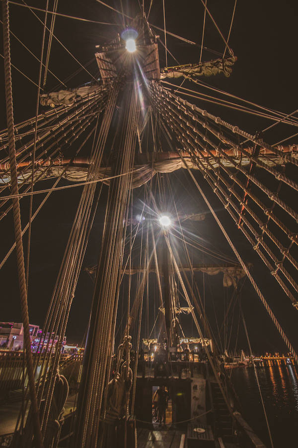 El Galeón Andalucía estará anclado en Valencia desde este sábado hasta el 28 de marzo. El histórico navío atracará en La Marina de Valencia, junto al Veles e Vents, y abrirá sus cubiertas a los visitantes que deseen conocer su historia. Se puede visitar desde las 10:00 hasta las 19:00 horas. La entrada cuesta cinco euros para los adultos y tres para los niños. Los menores de cinco años tienen acceso gratuito. 