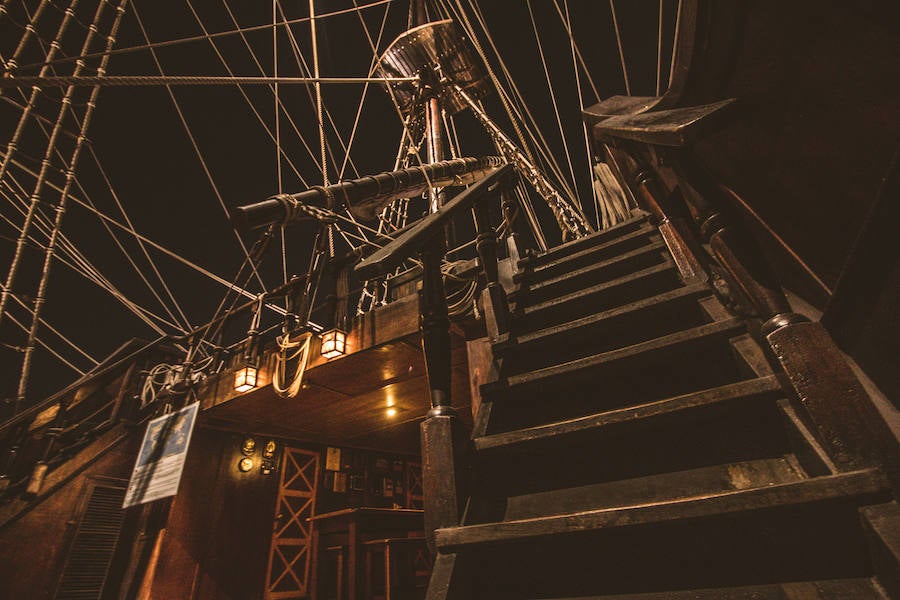 El Galeón Andalucía estará anclado en Valencia desde este sábado hasta el 28 de marzo. El histórico navío atracará en La Marina de Valencia, junto al Veles e Vents, y abrirá sus cubiertas a los visitantes que deseen conocer su historia. Se puede visitar desde las 10:00 hasta las 19:00 horas. La entrada cuesta cinco euros para los adultos y tres para los niños. Los menores de cinco años tienen acceso gratuito. 