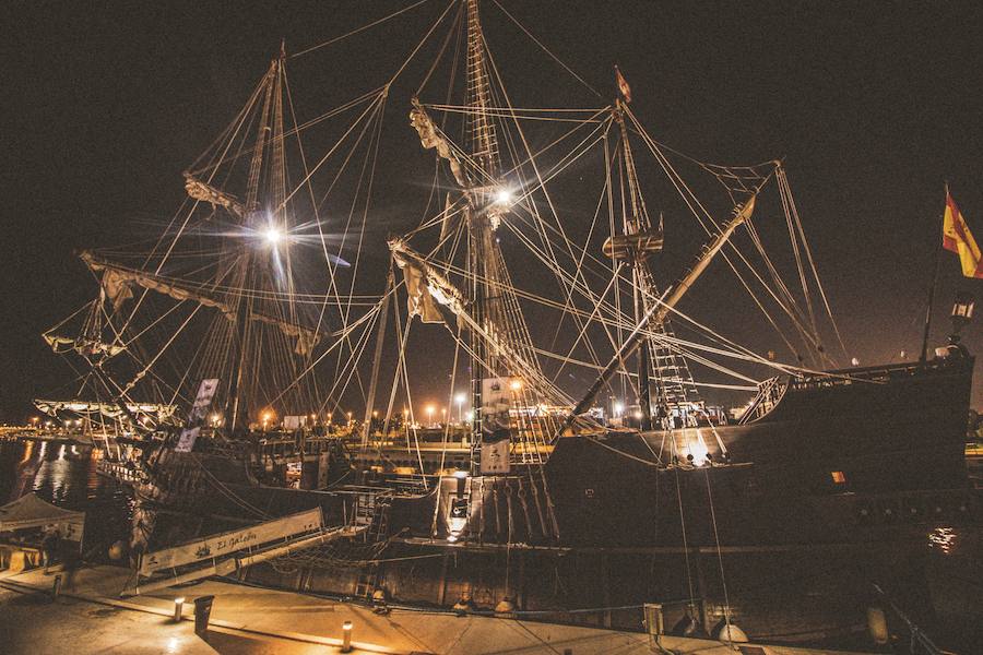 El Galeón Andalucía estará anclado en Valencia desde este sábado hasta el 28 de marzo. El histórico navío atracará en La Marina de Valencia, junto al Veles e Vents, y abrirá sus cubiertas a los visitantes que deseen conocer su historia. Se puede visitar desde las 10:00 hasta las 19:00 horas. La entrada cuesta cinco euros para los adultos y tres para los niños. Los menores de cinco años tienen acceso gratuito. 