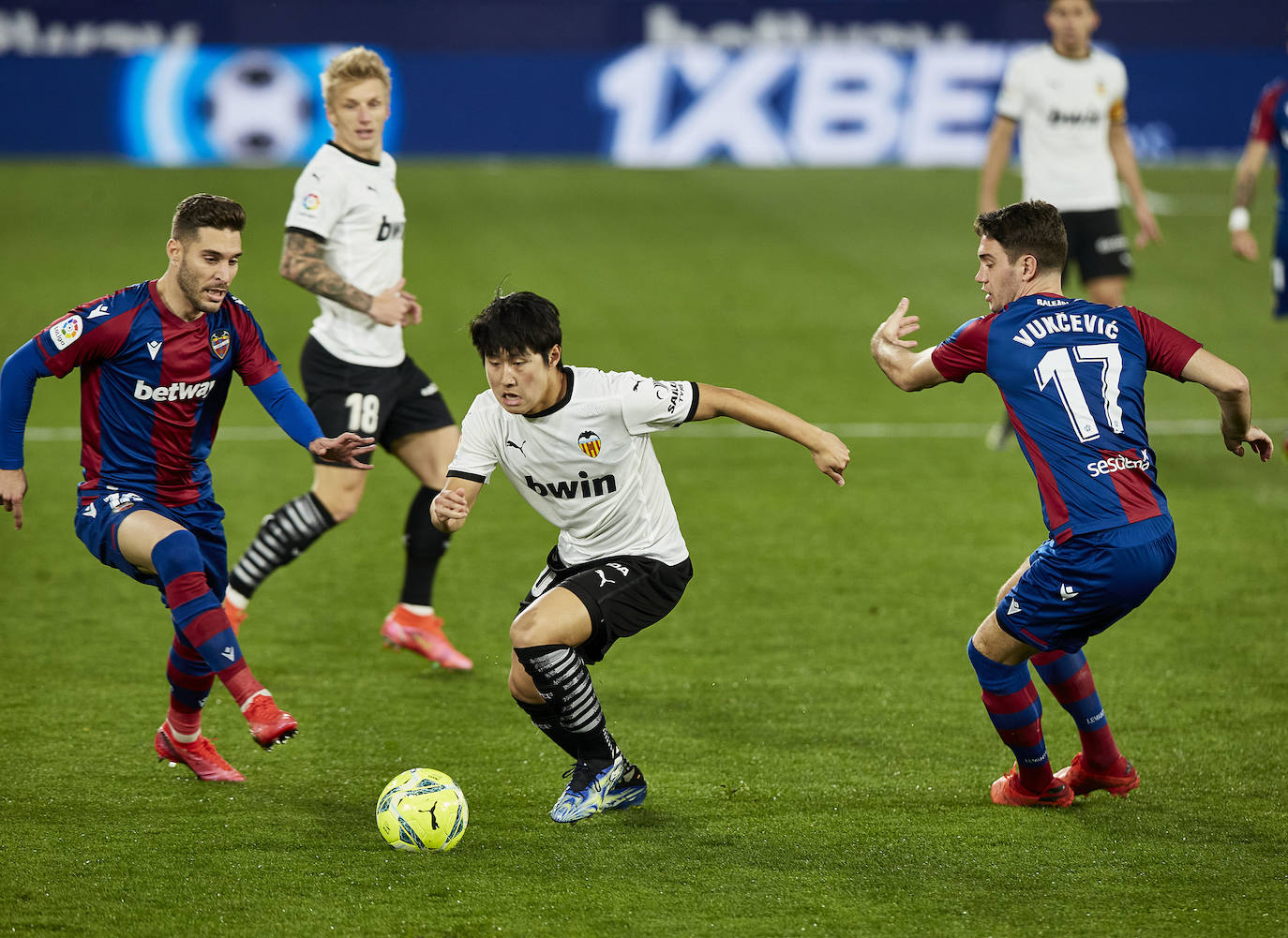 Las mejores imágenes del derbi entre el Levante UD y el Valencia CF