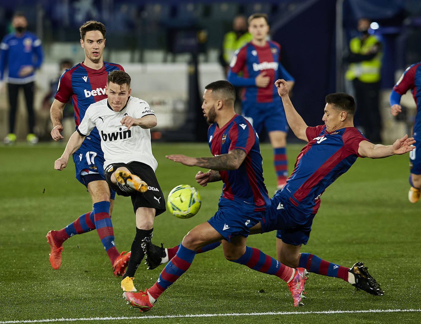 Las mejores imágenes del derbi entre el Levante UD y el Valencia CF