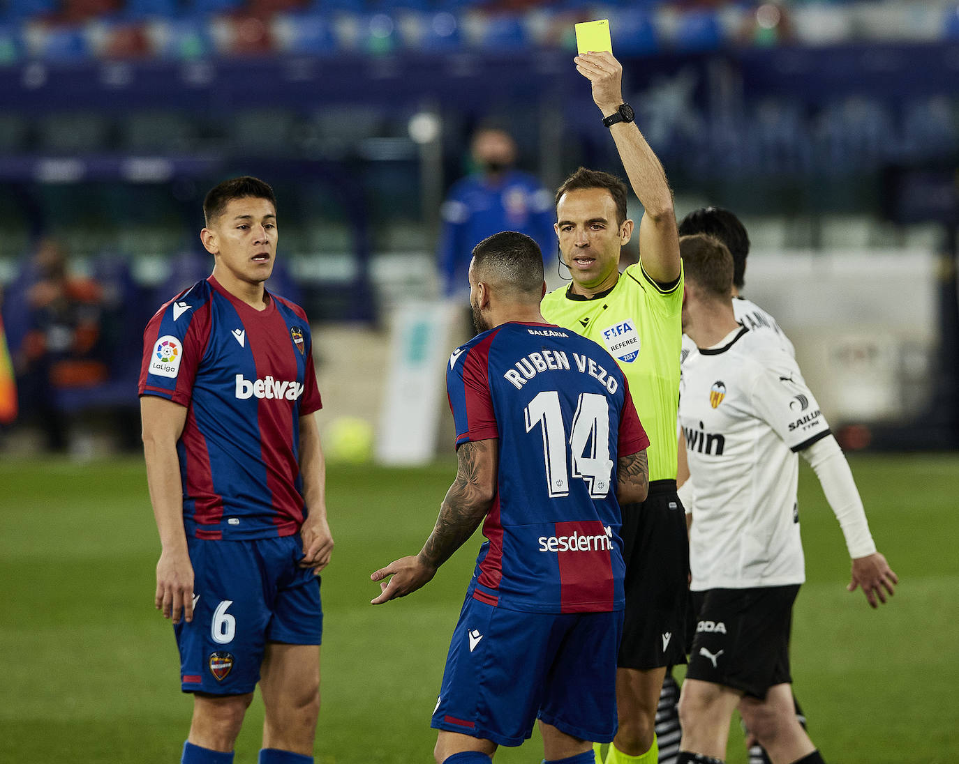 Las mejores imágenes del derbi entre el Levante UD y el Valencia CF