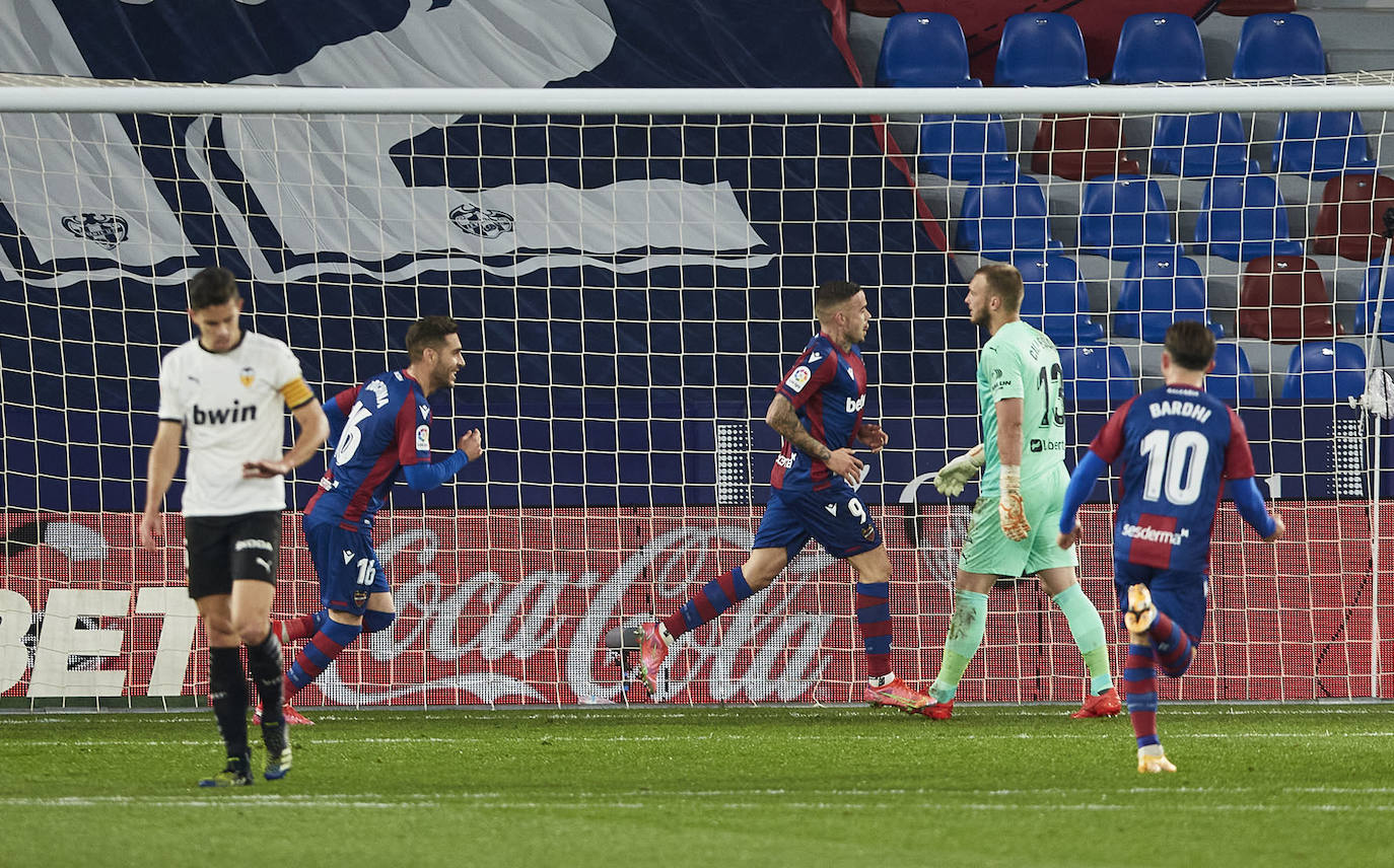 Las mejores imágenes del derbi entre el Levante UD y el Valencia CF