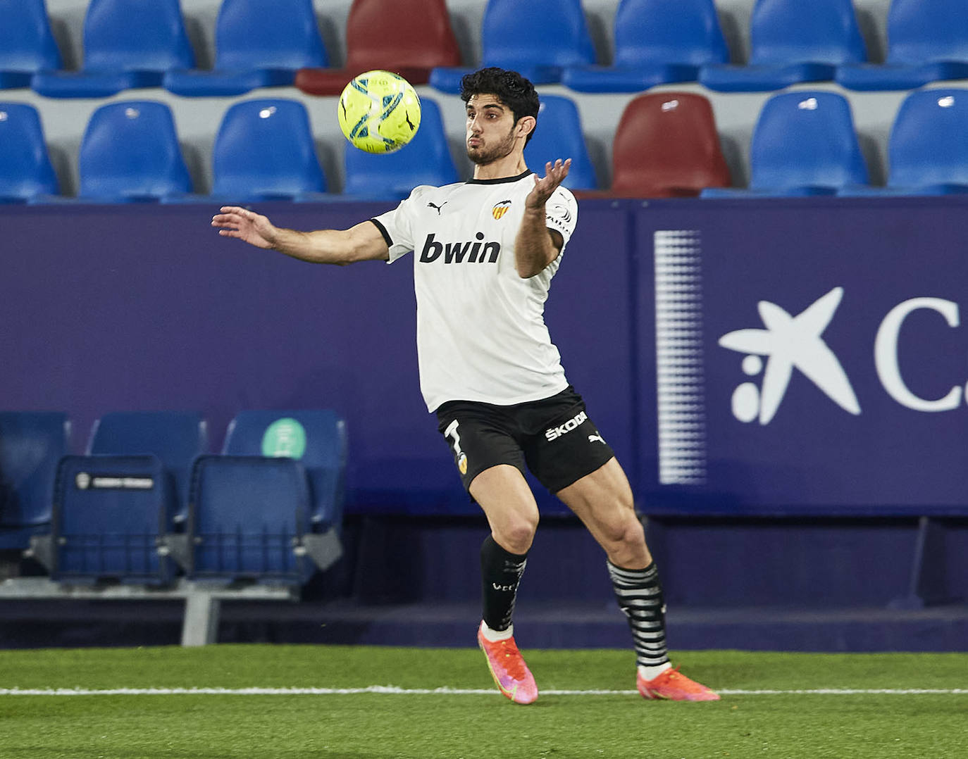 Las mejores imágenes del derbi entre el Levante UD y el Valencia CF