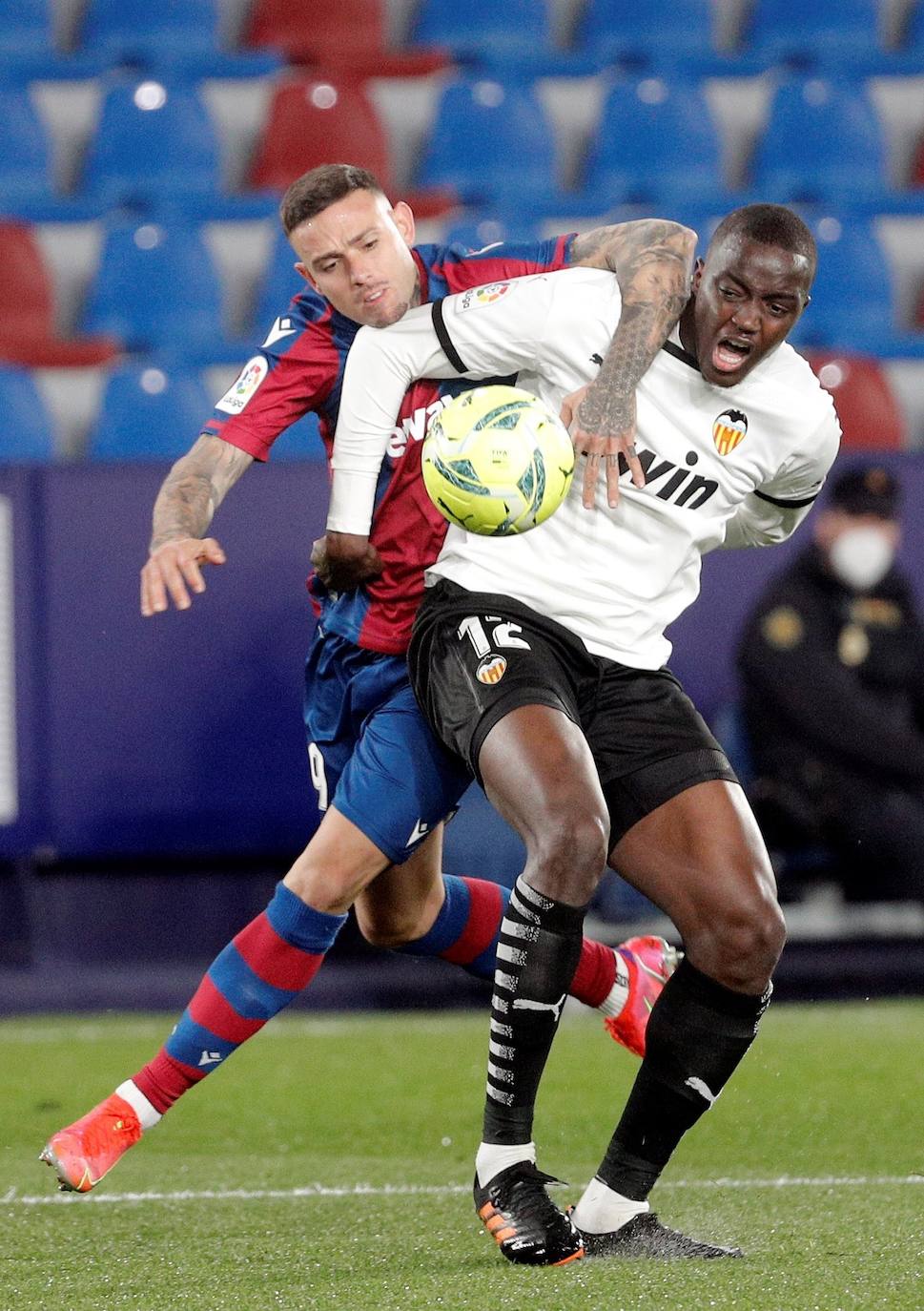 Las mejores imágenes del derbi entre el Levante UD y el Valencia CF