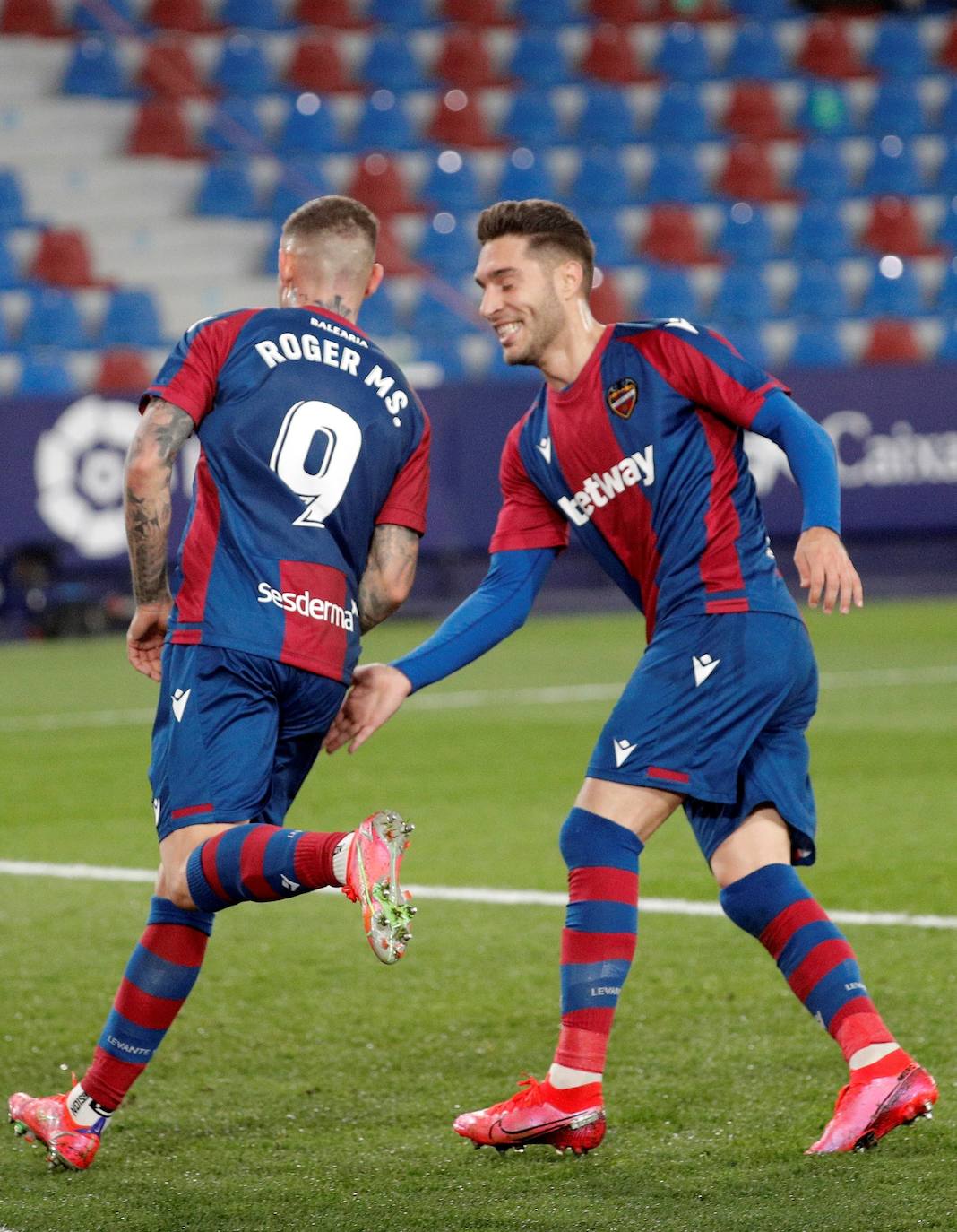 Las mejores imágenes del derbi entre el Levante UD y el Valencia CF