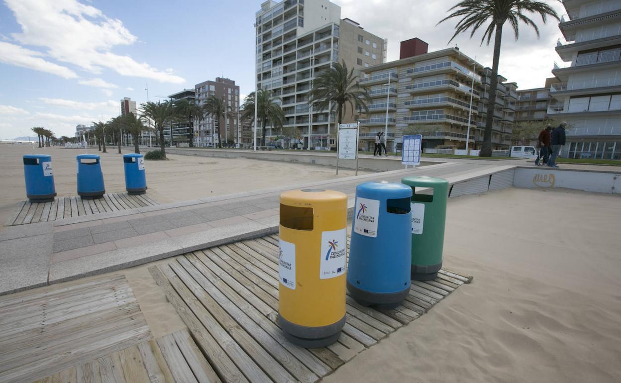 Las pasarelas de madera y las papeleras ya estaban ayer ubicadas en la playa Nord de Gandia. 