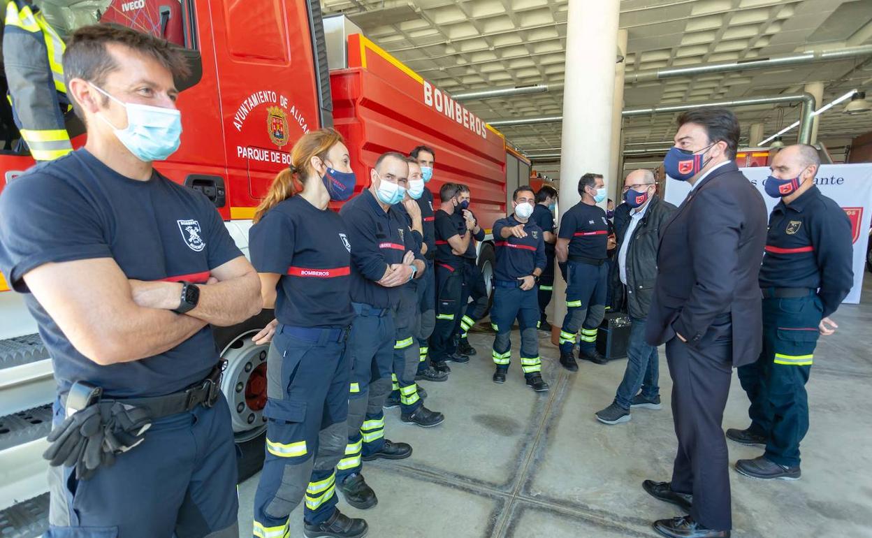 El alcalde junto a los bomberos del SPEIS, este viernes en Alicante. 