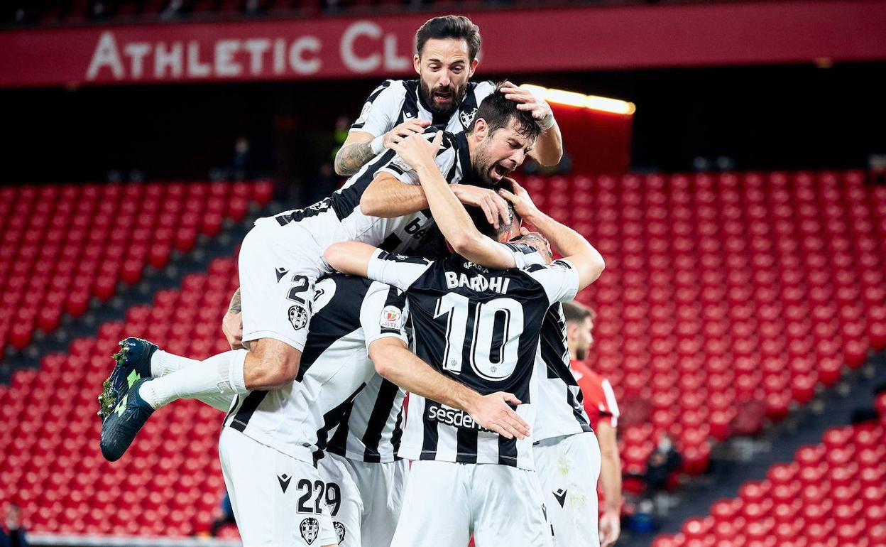 Los futbolistas del Levante celebran un gol esta temporada