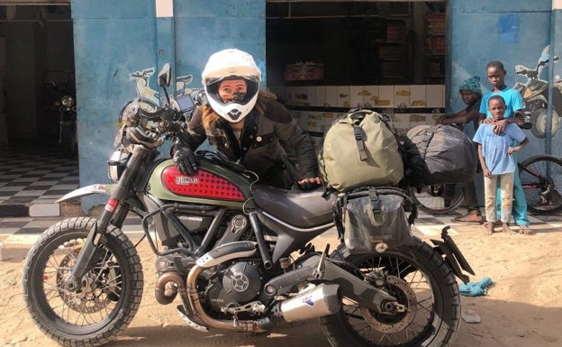 Imagen principal - La Ducati Scrambler le acompaña en sus aventuras. Su último viaje fue antes de la pandemia, de Madrid a Senegal junto a su amiga Raquel.