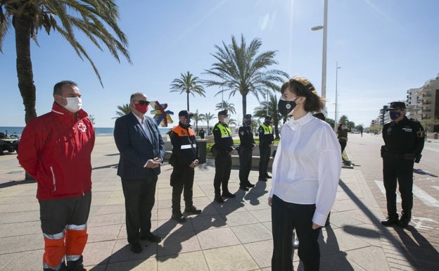 La alcaldesa de Gan,dia, Diana Morant saluda a miembros de Cruz Roja y la Policía Local. 