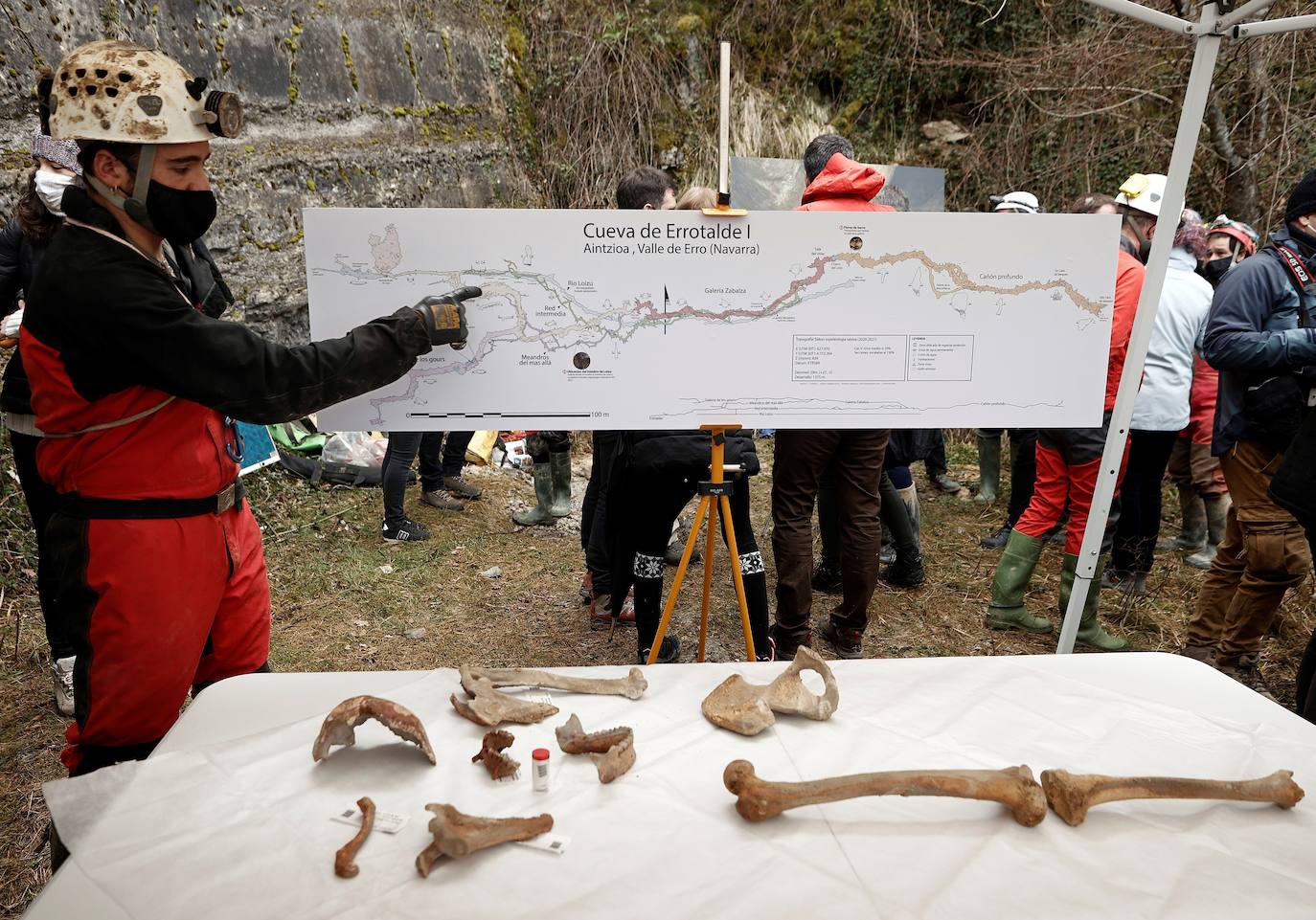 Es el descubrimiento uno de los esqueletos mejor conservados de prehistoria que tiene más de 11.700 años. Bautizado como 'el hombre de Loizu', sus restos han estado durante casi doce milenios resguardados en una cueva cerca de la localidad navarra de Erro, donde este viernes ha sido presentado como «un hallazgo excepcional». Los detalles han sido explicados in situ, en la entrada de la angosta cueva del concejo de Aintzioa-Loizu, por los expertos del equipo interdisciplinar que trabajan en la investigación en un acto al que ha acudido también la presidenta del Gobierno de Navarra, María Chivite.