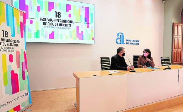 La vicepresidenta y diputada de Cultura, Julia Parra, con el director del Festival de Cine de Alicante, Vicente Seva. 