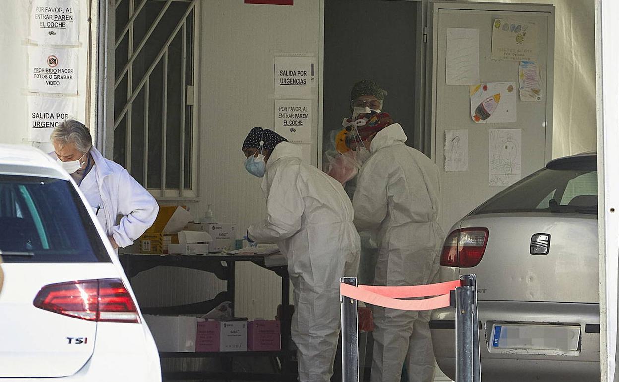 Personal sanitario realiza pruebas PCR en un hospital valenciano.