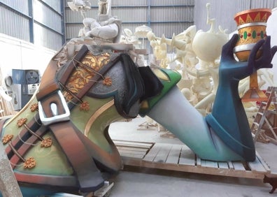 Imagen secundaria 1 - Arriba, cuerpo central de Cuba antes de que se quemara en 2020, abajo, proceso de reconstrucción de la falla Reino de Valencia. 