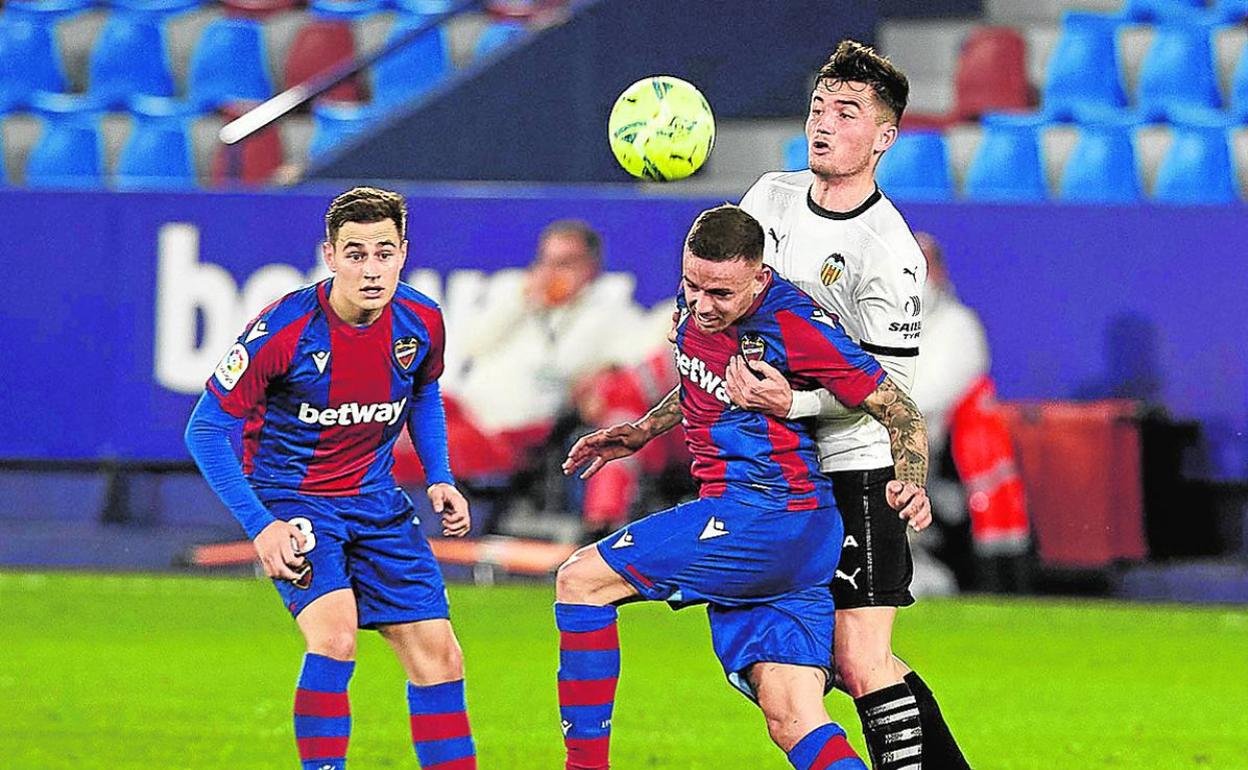 Roger Martí brega con Hugo Guillamón durante el derbi del pasado viernes.