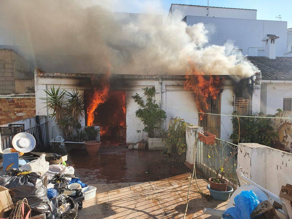 Imagen. Dos policías intoxicados y 15 desalojados por un incendio en Cheste