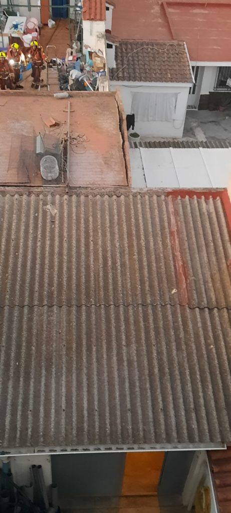 Dos policías intoxicados y 15 desalojados. El fuego por una estufa de leña obliga a evacuar cinco viviendas de la localidad ante llamas de siete metros que se propagaban por las terrazas
