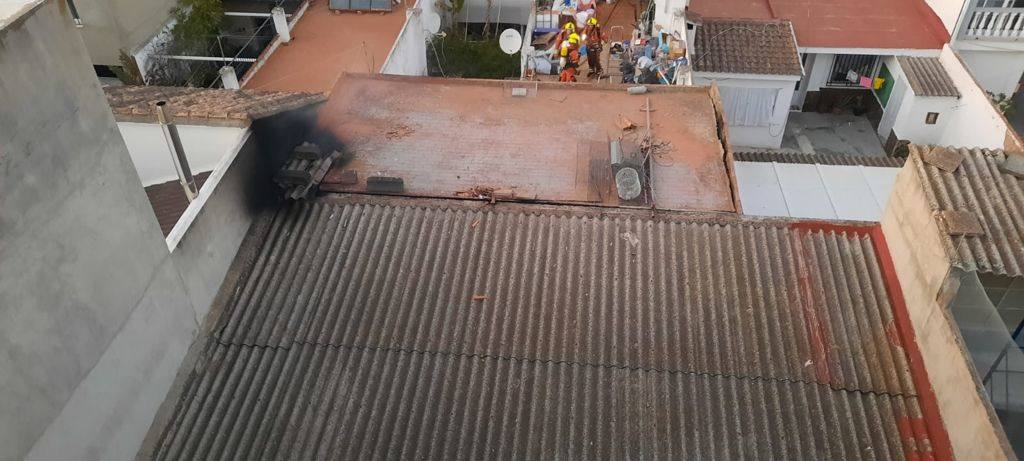 Dos policías intoxicados y 15 desalojados. El fuego por una estufa de leña obliga a evacuar cinco viviendas de la localidad ante llamas de siete metros que se propagaban por las terrazas
