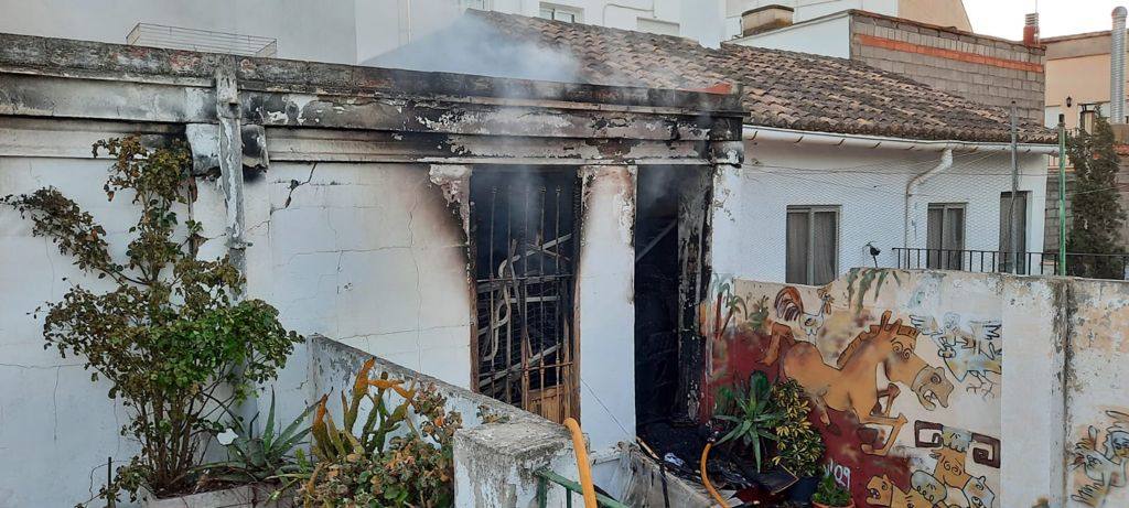 Dos policías intoxicados y 15 desalojados. El fuego por una estufa de leña obliga a evacuar cinco viviendas de la localidad ante llamas de siete metros que se propagaban por las terrazas