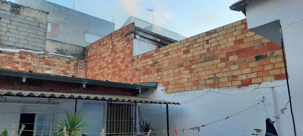 Dos policías intoxicados y 15 desalojados. El fuego por una estufa de leña obliga a evacuar cinco viviendas de la localidad ante llamas de siete metros que se propagaban por las terrazas