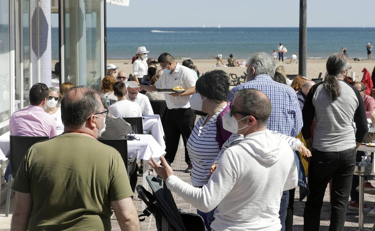 Las terrazas se desbordan en Valencia este domingo 14 de marzo