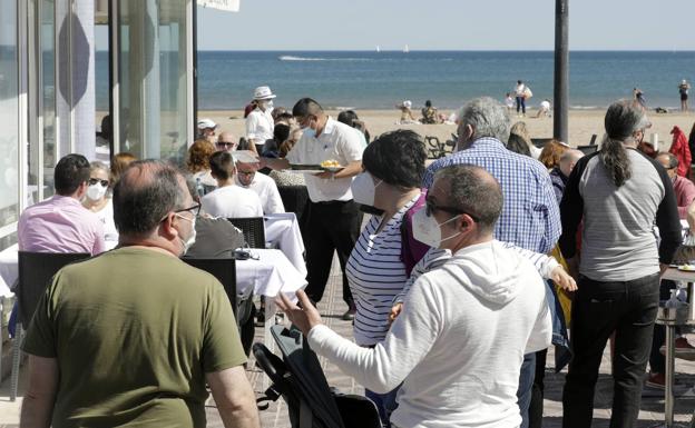 Terrazas con colas y playas repletas en Valencia