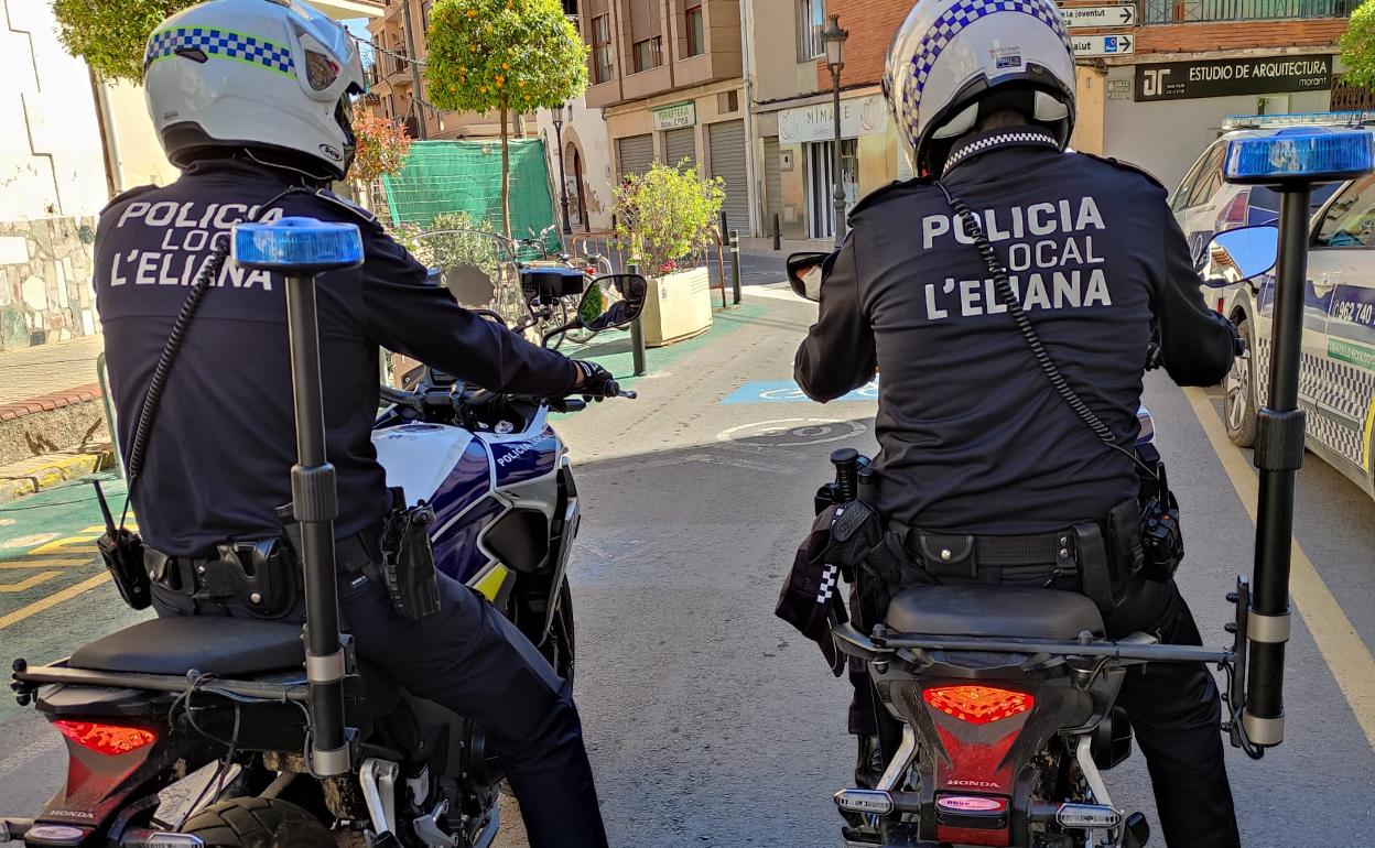 Dos policías locales de l'Eliana en una imagen de archivo. 