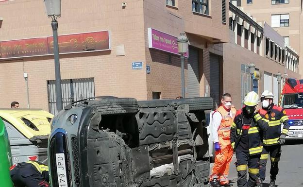 Dos mujeres heridas al chocar y volcar un coche en Valencia