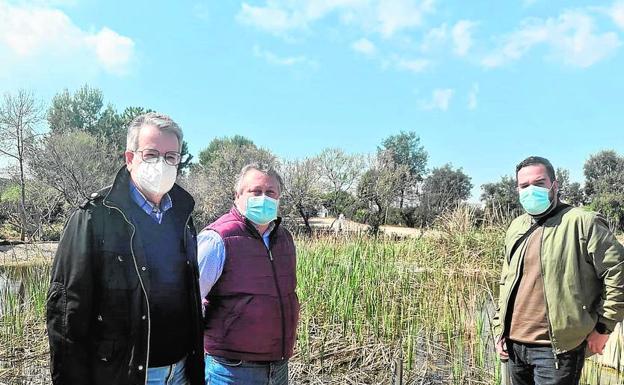 El alcalde, Ramón Marí, con los concejales Arias y Tarazona en el estanque del bosque.