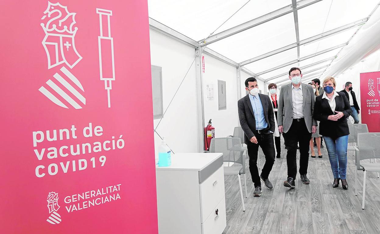 El presidente Ximo Puig y los consellers de Sanidad y Educación, Ana Barceló y Vicent Marzà, ayer en su visita al hospital de campaña de La Fe donde se vacunará a docentes.