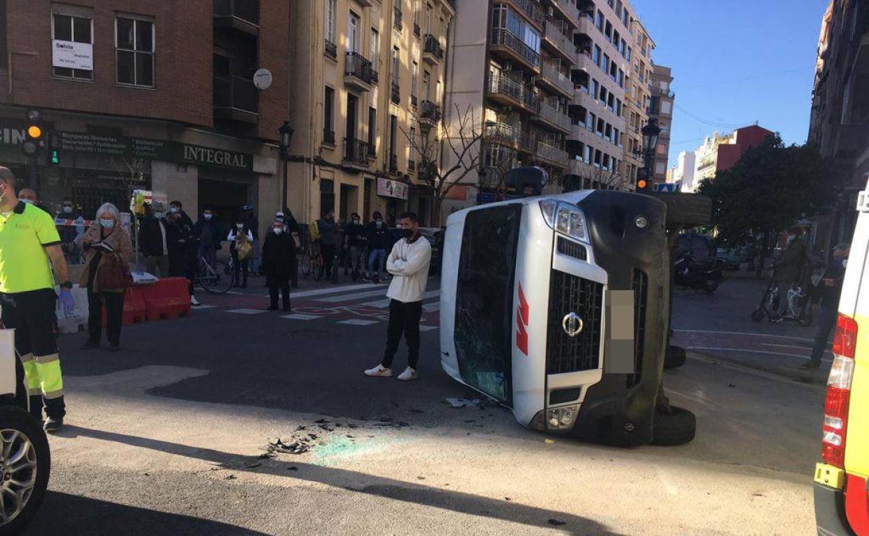 La furgoneta implicada en el accidente, volcada en la calzada. 