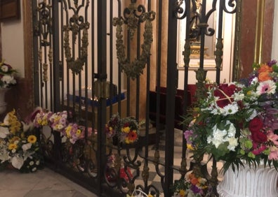 Imagen secundaria 1 - Ofrenda de los representantes de la falla Azcárraga y flores en el Camarín de la Virgen. 