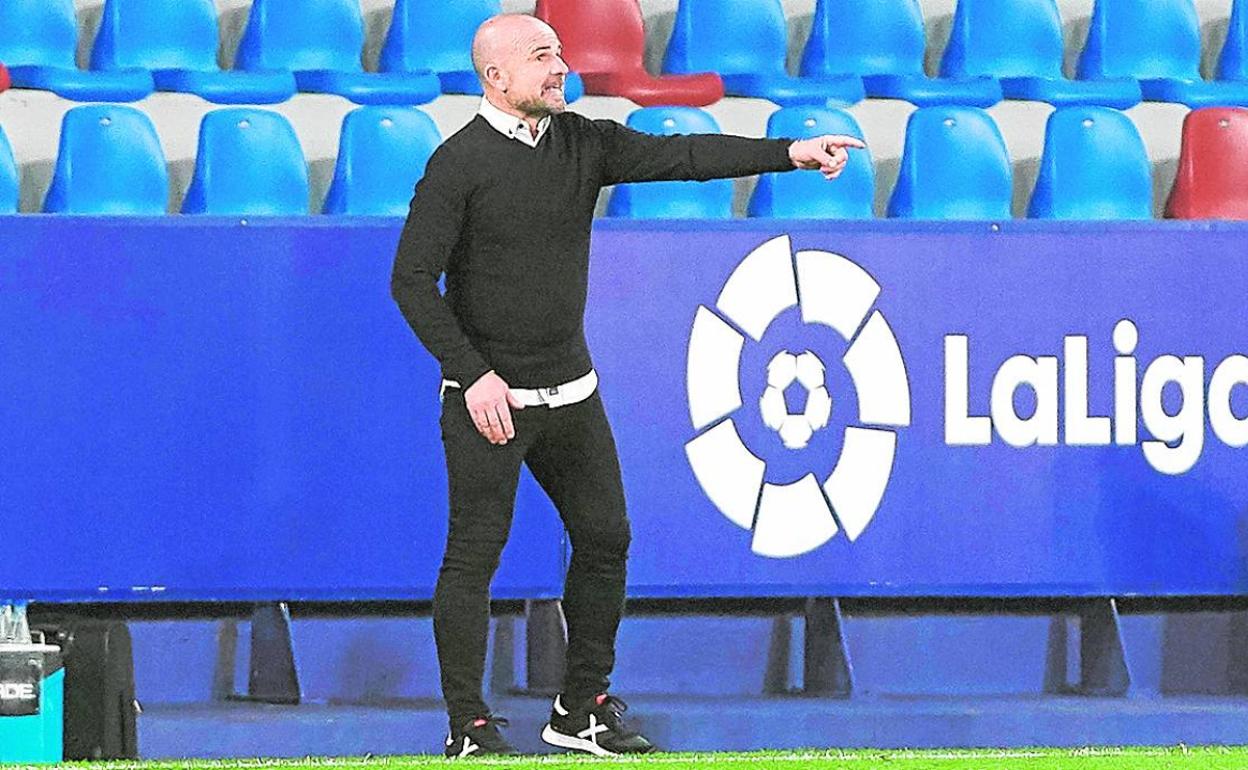 Paco López da órdenes durante el derbi del pasado viernes.