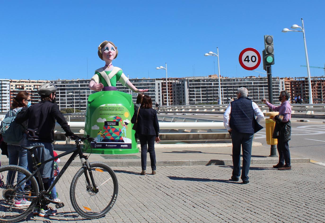 Los artistas falleros Paco Torres, Tedi Chichanova, Víctor Hugo, Juanjo Salom, Ausiàs Estrugo y Reyes Pe han plantado un monumento encima de seis contenedores de vidrio localizados en lugares emblemáticos de la ciudad hasta el próximo día 21.