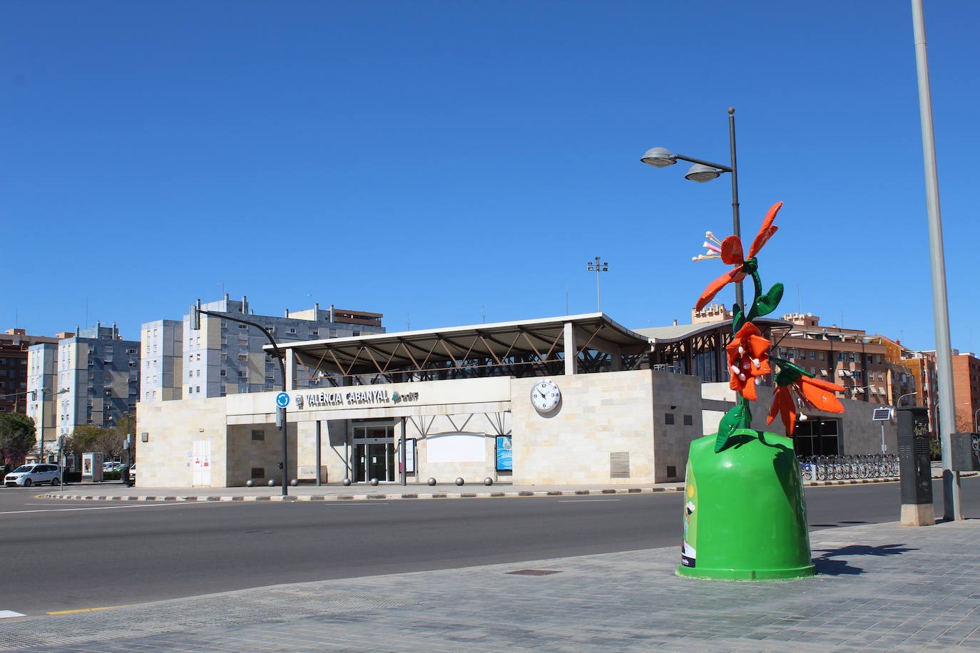 Los artistas falleros Paco Torres, Tedi Chichanova, Víctor Hugo, Juanjo Salom, Ausiàs Estrugo y Reyes Pe han plantado un monumento encima de seis contenedores de vidrio localizados en lugares emblemáticos de la ciudad hasta el próximo día 21.