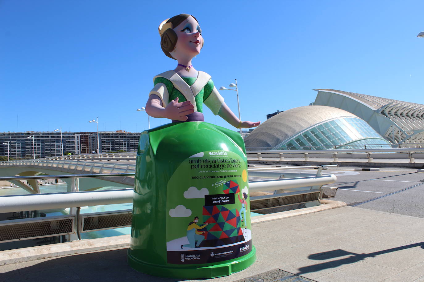 Los artistas falleros Paco Torres, Tedi Chichanova, Víctor Hugo, Juanjo Salom, Ausiàs Estrugo y Reyes Pe han plantado un monumento encima de seis contenedores de vidrio localizados en lugares emblemáticos de la ciudad hasta el próximo día 21.