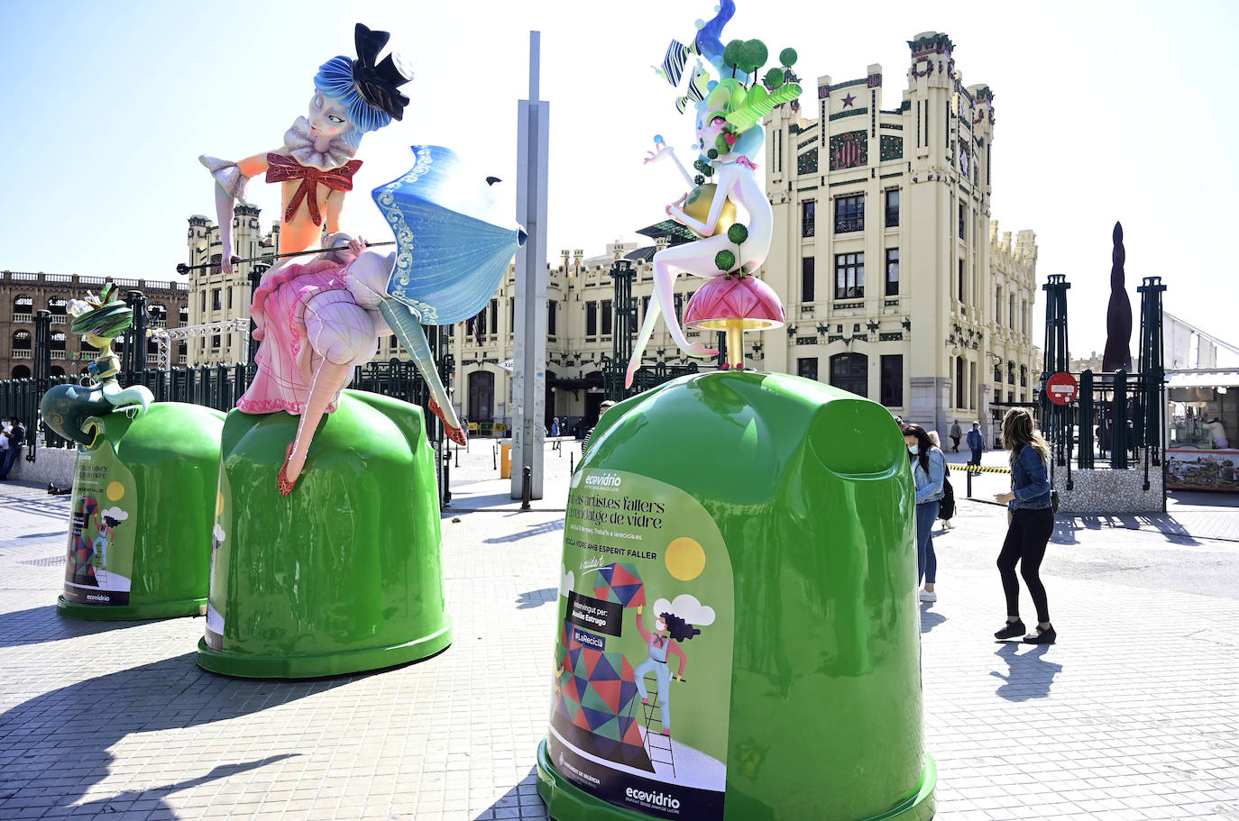 Los artistas falleros Paco Torres, Tedi Chichanova, Víctor Hugo, Juanjo Salom, Ausiàs Estrugo y Reyes Pe han plantado un monumento encima de seis contenedores de vidrio localizados en lugares emblemáticos de la ciudad hasta el próximo día 21.