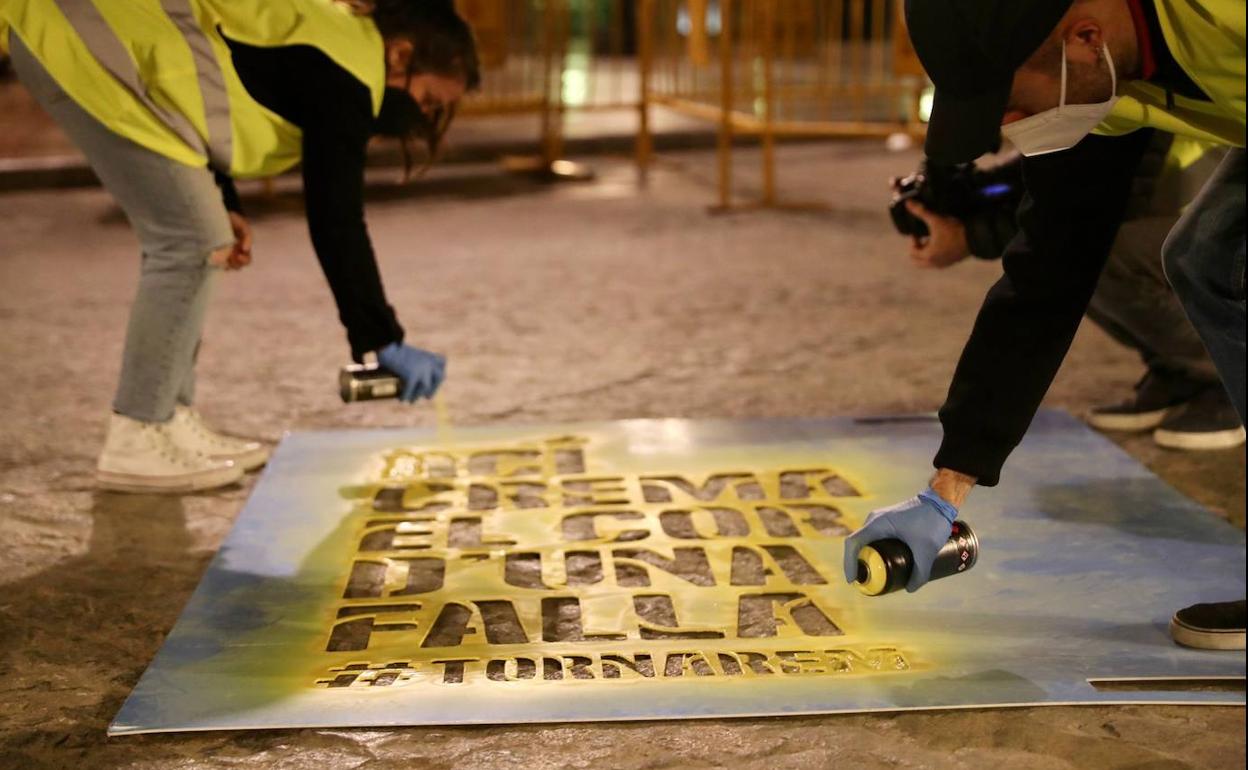 Un momento de la pintada en Valencia.