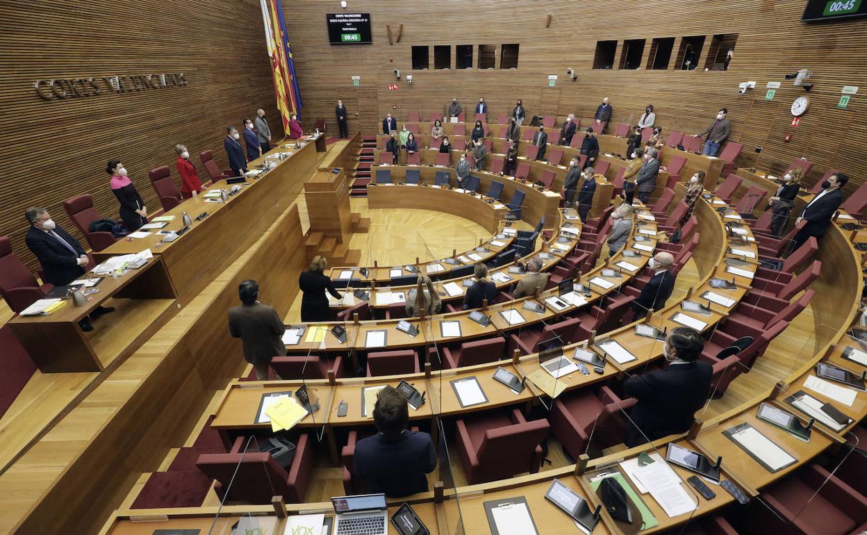 Les Corts. Vista panorámica del hemiciclo de Les Corts durante un minuto de silencio.