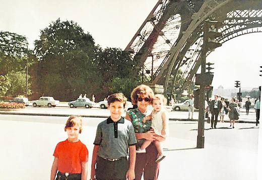 1966. «Esta foto es de un viaje a París, y estoy con mi madre, Teresa en brazos y mi hermano Juan».