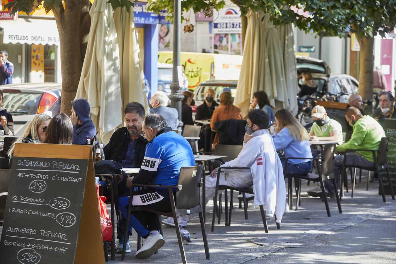 La Comunitat Valenciana avanza en su desescalada con la apertura de bares y restaurantes al 30% en interior y al 100% en terrazas. 