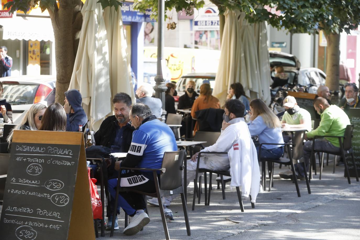 La Comunitat Valenciana avanza en su desescalada con la apertura de bares y restaurantes al 30% en interior y al 100% en terrazas. 