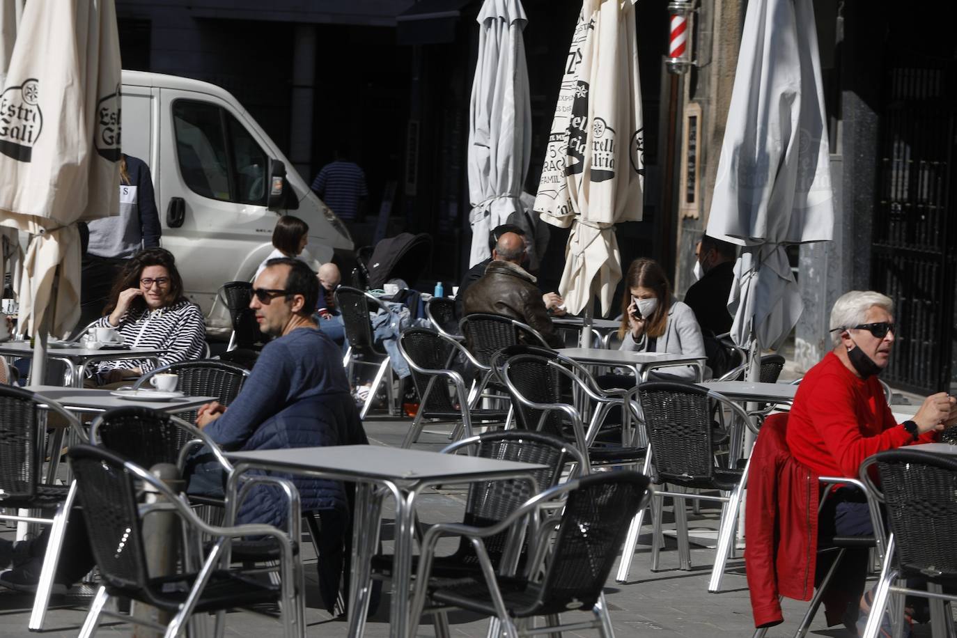 La Comunitat Valenciana avanza en su desescalada con la apertura de bares y restaurantes al 30% en interior y al 100% en terrazas. 