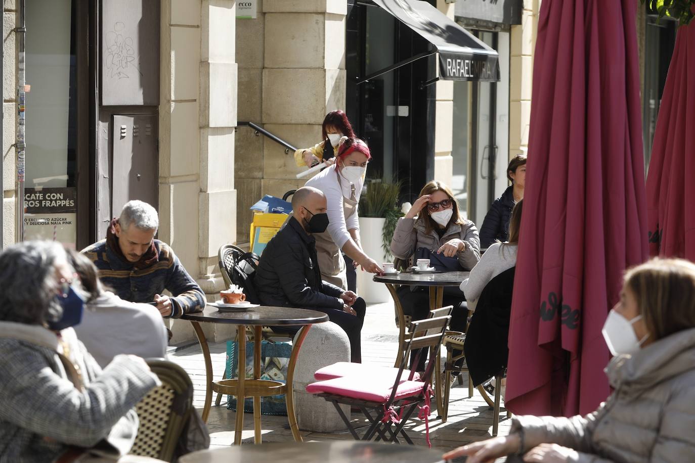 La Comunitat Valenciana avanza en su desescalada con la apertura de bares y restaurantes al 30% en interior y al 100% en terrazas. 