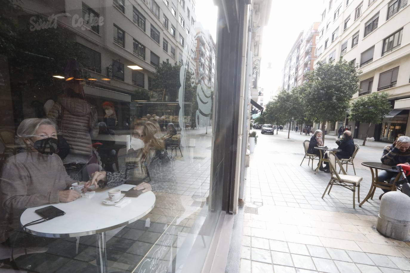 La Comunitat Valenciana avanza en su desescalada con la apertura de bares y restaurantes al 30% en interior y al 100% en terrazas. 