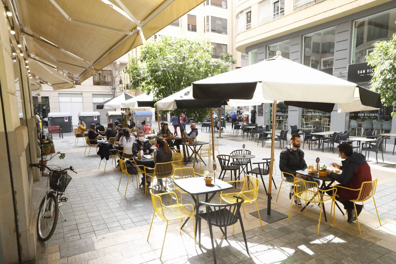 La Comunitat Valenciana avanza en su desescalada con la apertura de bares y restaurantes al 30% en interior y al 100% en terrazas. 